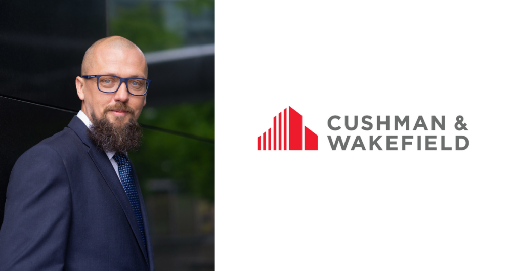 Na zdjęciu Pan Michał Grabowiecki oraz logo firmy Cushman & Wakefield.