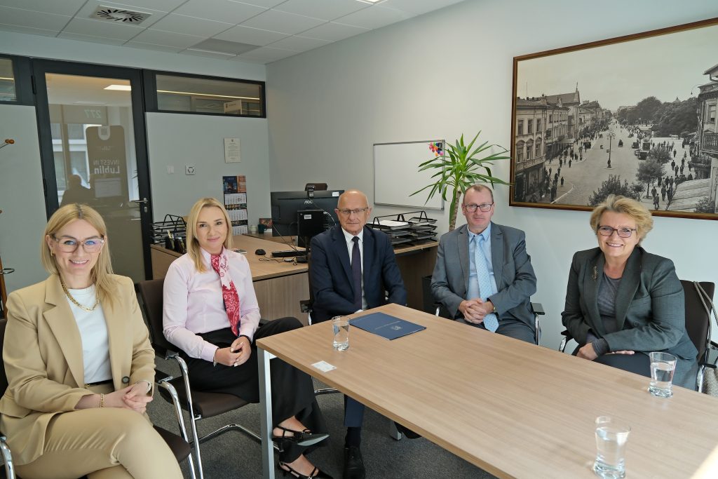 Kameralne spotkanie w gabinecie. Na zdjęciu trzy kobiety i dwóch mężczyzna. 