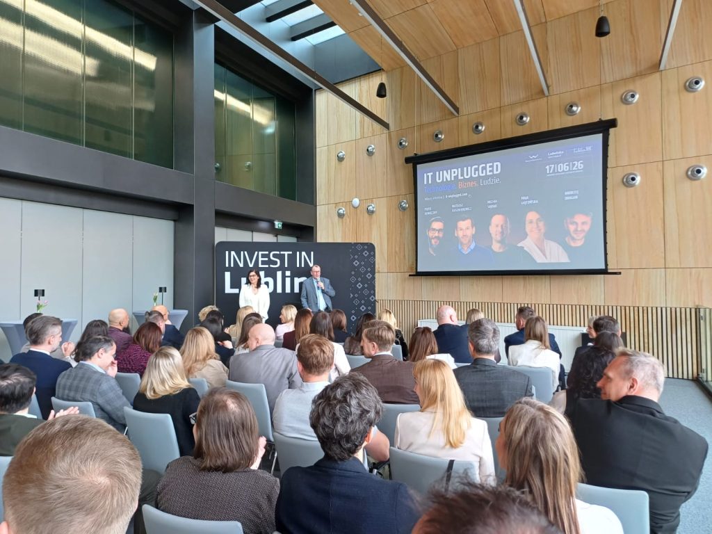 Sala konferencyjna pełna ludzi. 