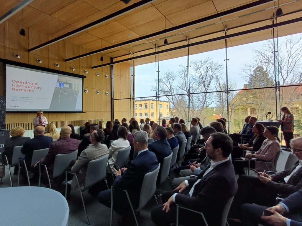 Sala konferencyjna pełna ludzi. 